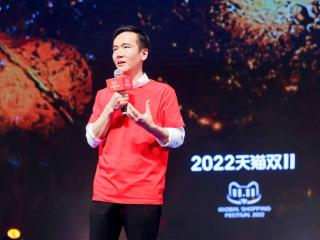 Cheng Li带有麦克风，在其后面的大屏幕上带有“ 2022”，其他用外语写作。