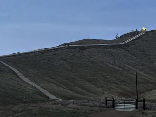 山谷的全景，一条蜿蜒的道路，通往一颗宽敞明亮的明星。