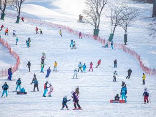 人们滑雪坡