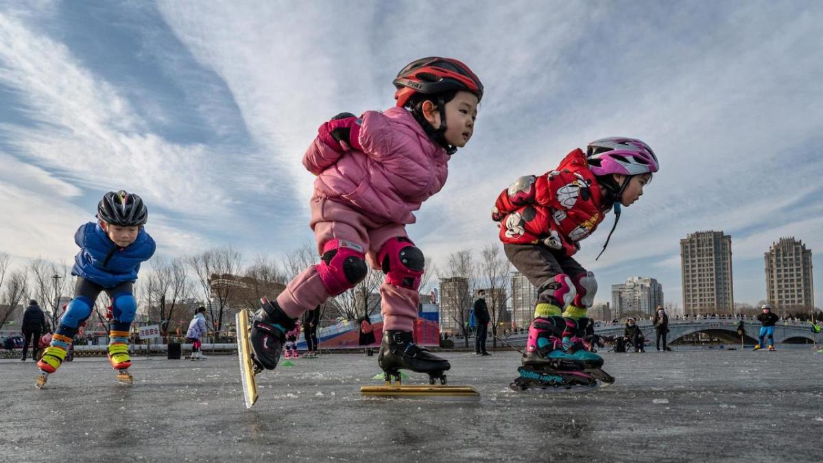 小朋友练习滑雪