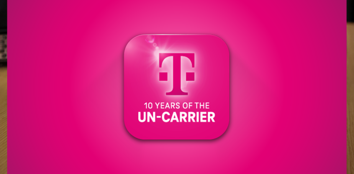 红色背景,TMobile标志和“un-carrier的10年。”