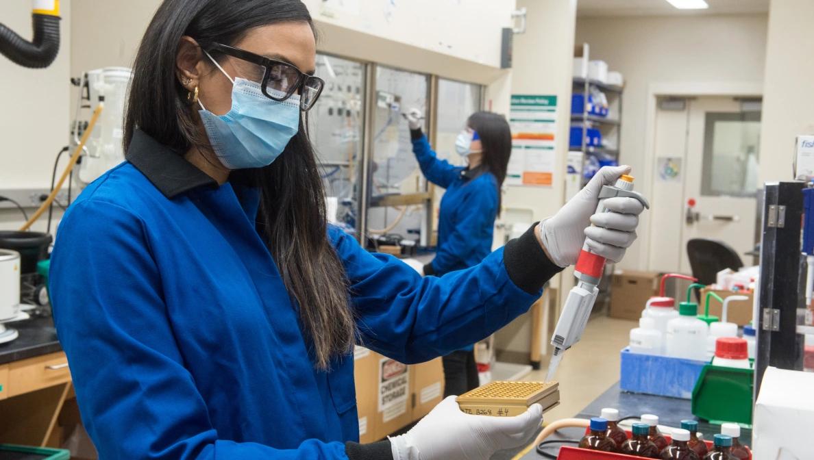 工人在生物医学实验室