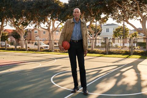 卡里姆·阿卜杜勒·贾巴尔（Kareem Abdul-Jabbar）在篮球场上显示。