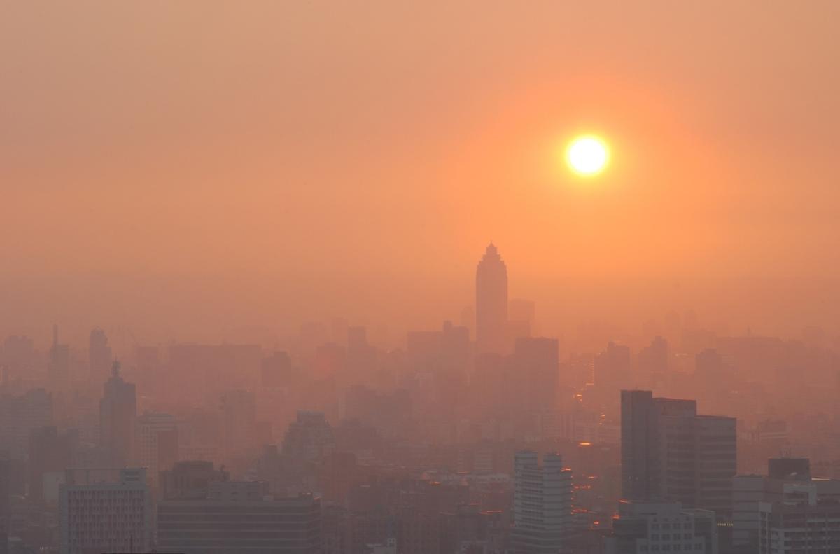 城市天际线烟雾迷漫