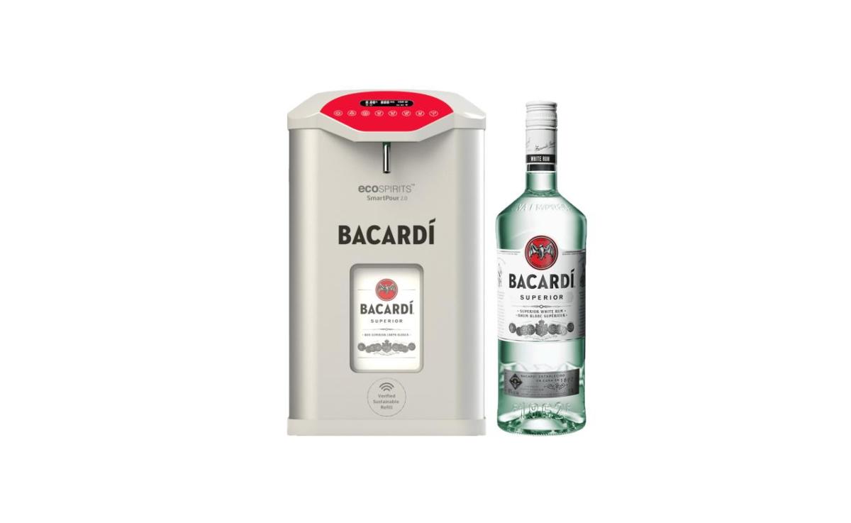 Bacardi智能图尔旁边Bacardi瓶