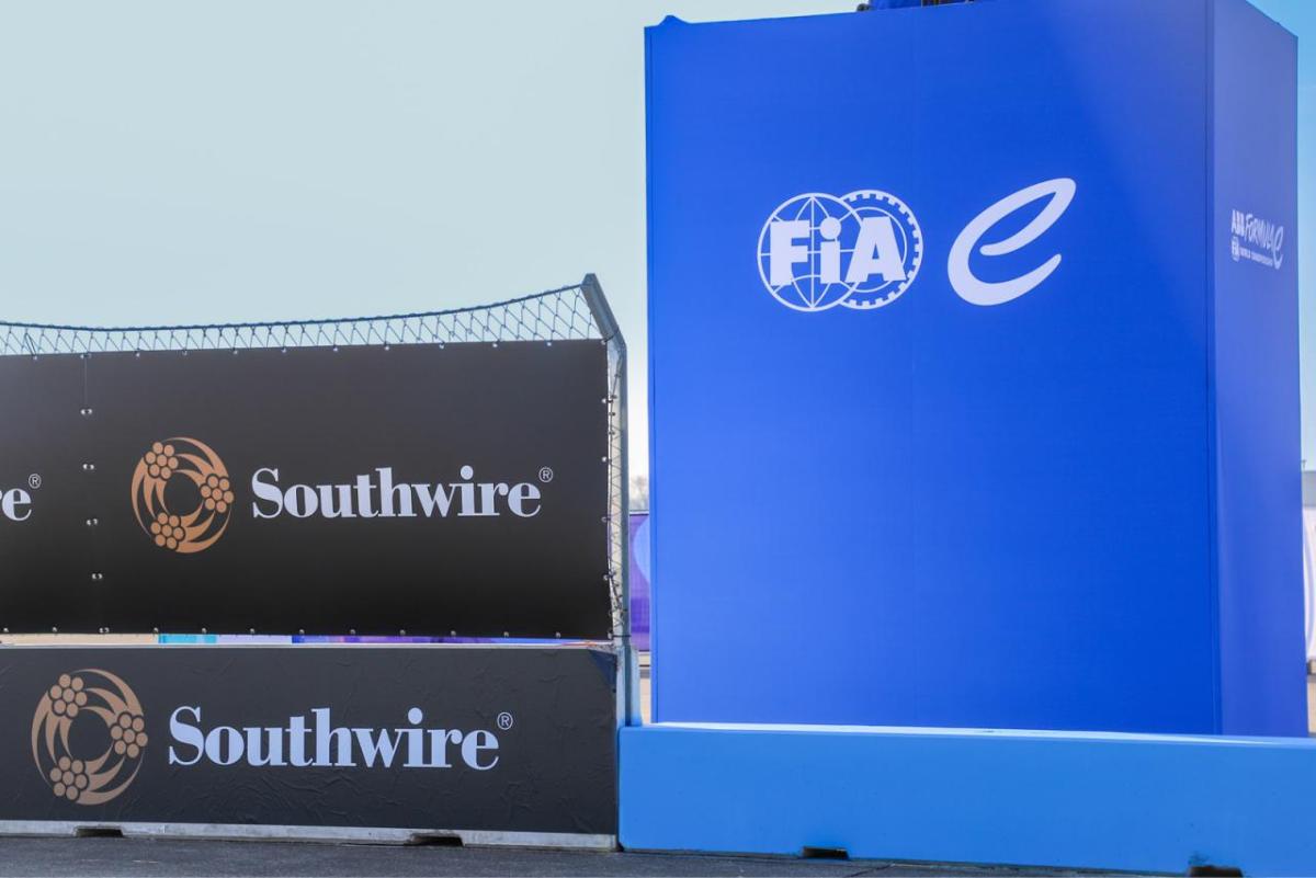 FiA E和Southwire横幅。