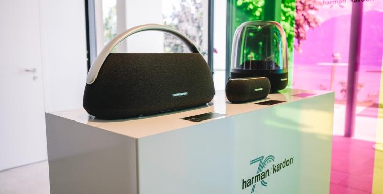 Harman Kardon便携式扬声器展出。