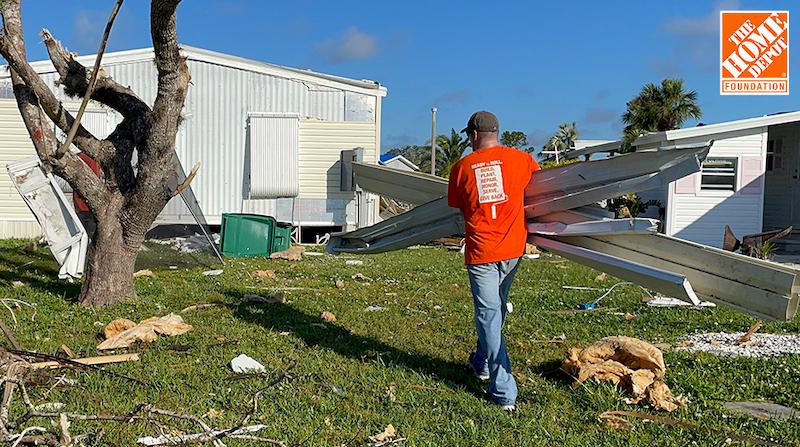 家得宝(Home Depot)志愿者清理伊恩飓风过后。