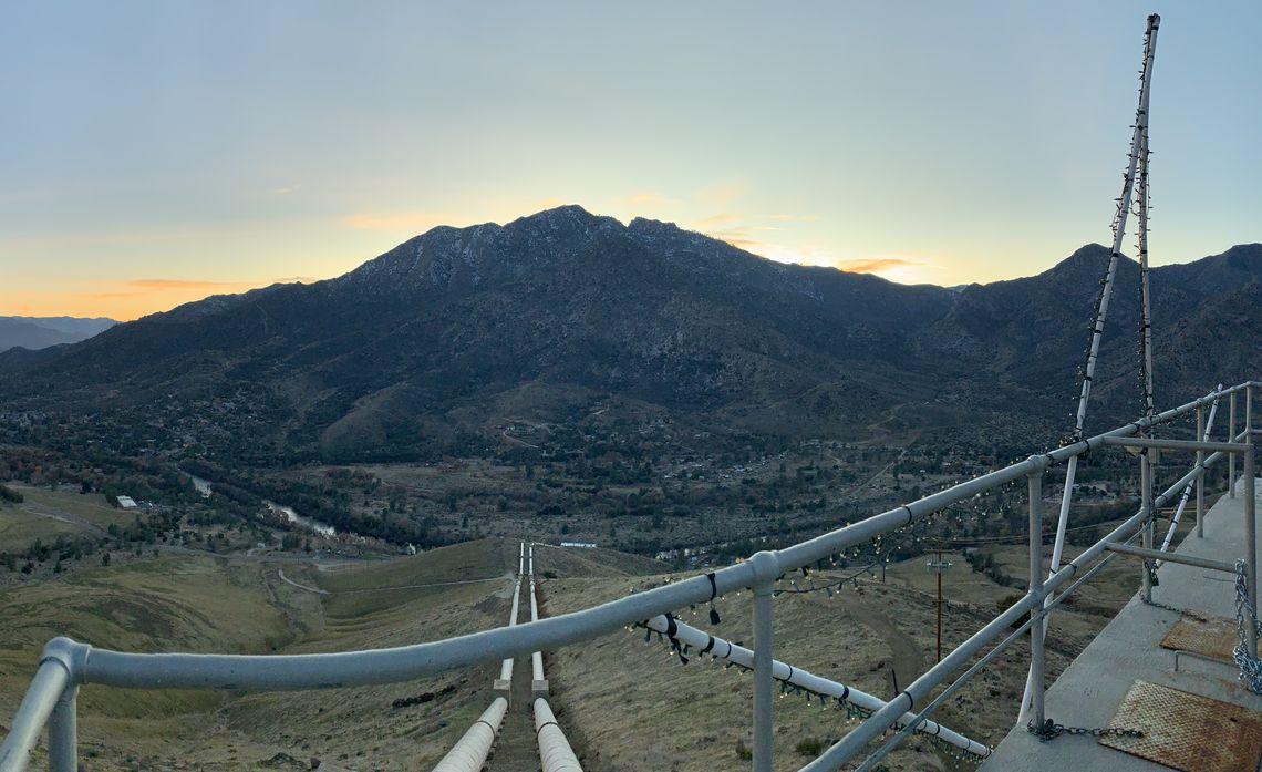 山谷的全景，从一座高大的建筑物带有安全轨道。一条通往山坡的道路。