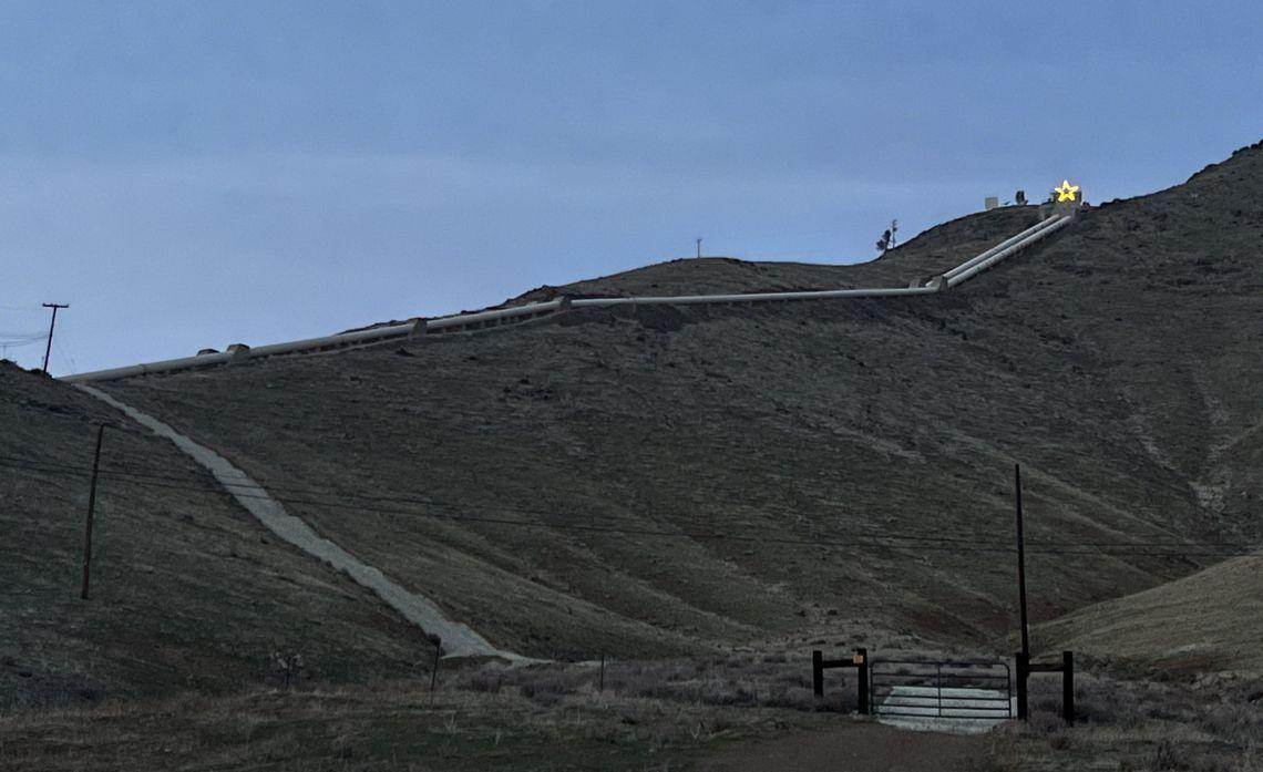 山谷的全景，一条蜿蜒的道路，通往一颗宽敞明亮的明星。