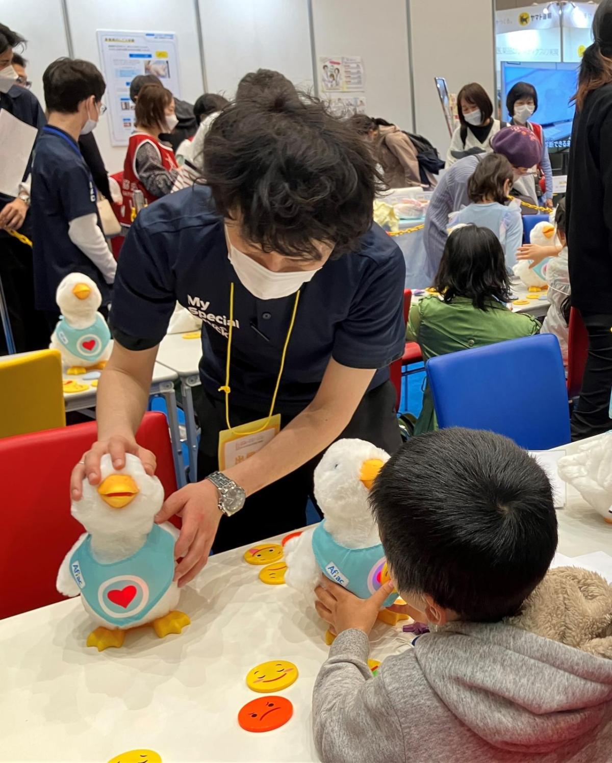 日本医学协会大会,孩子互动,玩社交机器人Aflac鸭子,我特别为孩子们提供舒适和欢乐与癌症和镰状细胞病。