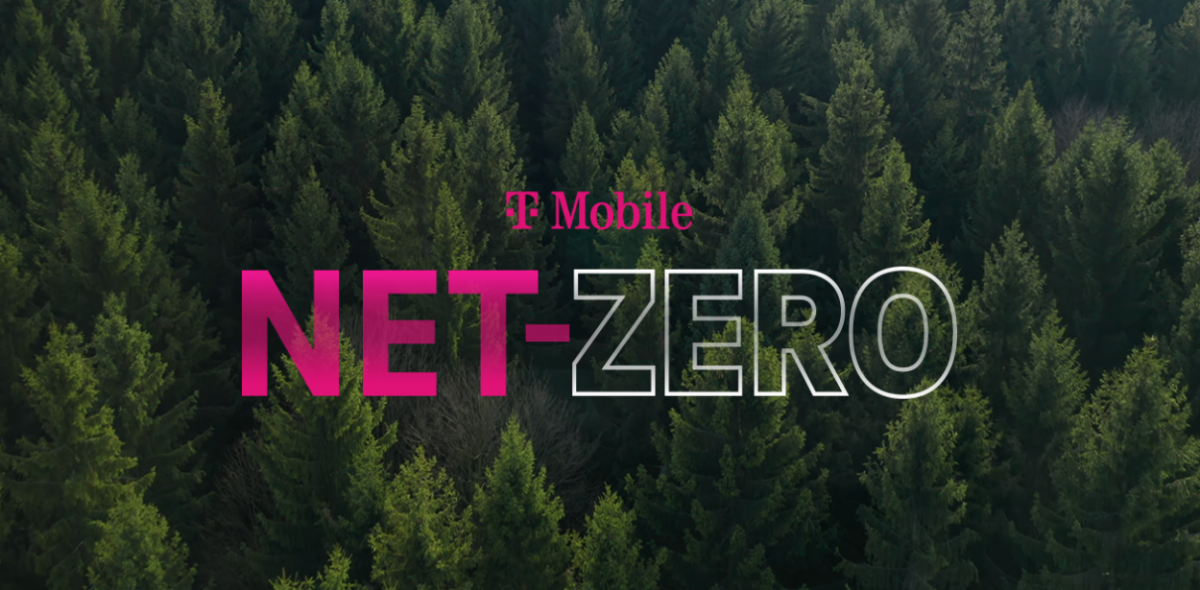 “ T-Mobile Net-Zero”以粉红色和白色字母为中心，在茂密的松树林的背景上。