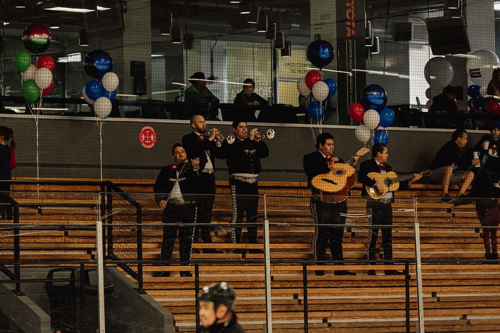 本地mariachi乐队在丰田体育表演中心主办的LAKings西班牙遗产月活动上表演照片信用:JasonC威廉斯摄影