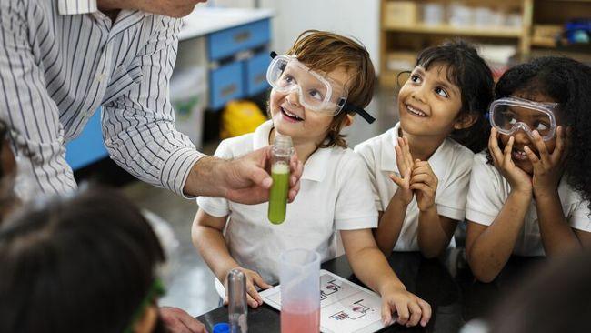 学校儿童实验时戴护目镜