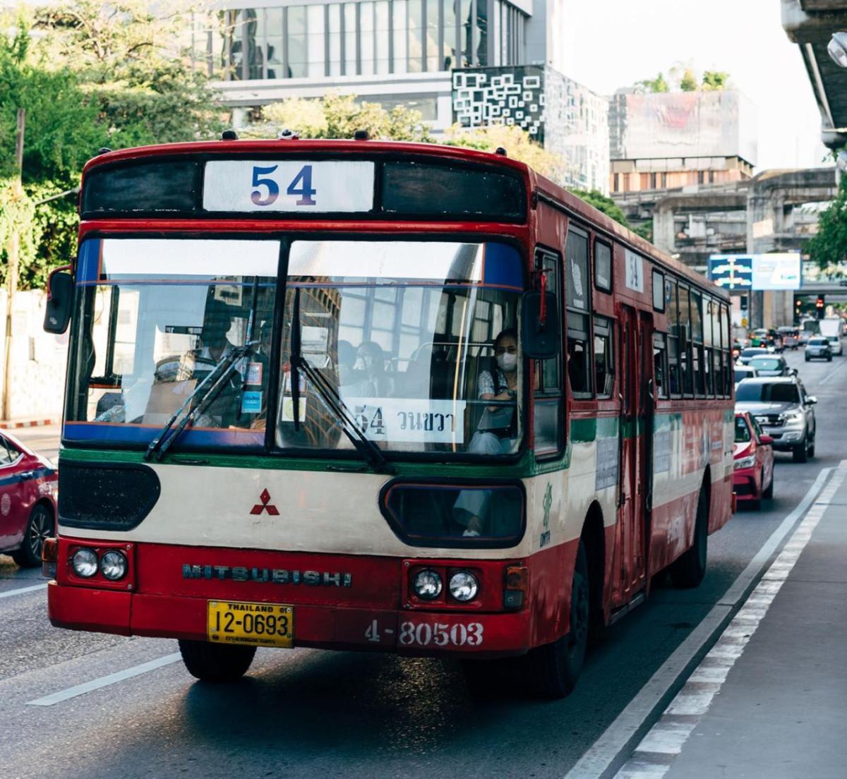 2000电动公共汽车(电动客车)在曼谷市区——此举将帮助避免在2030年约500000吨的二氧化碳