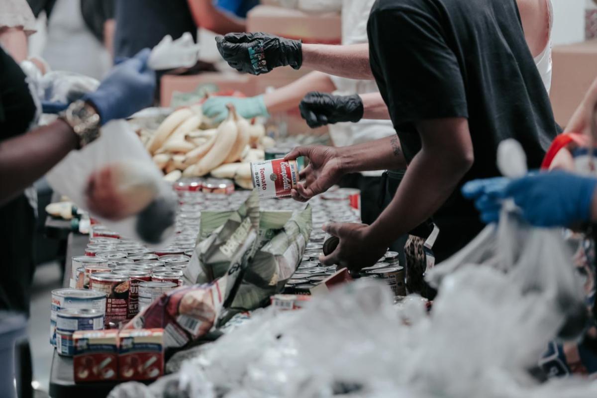 表的食物与志愿者的手