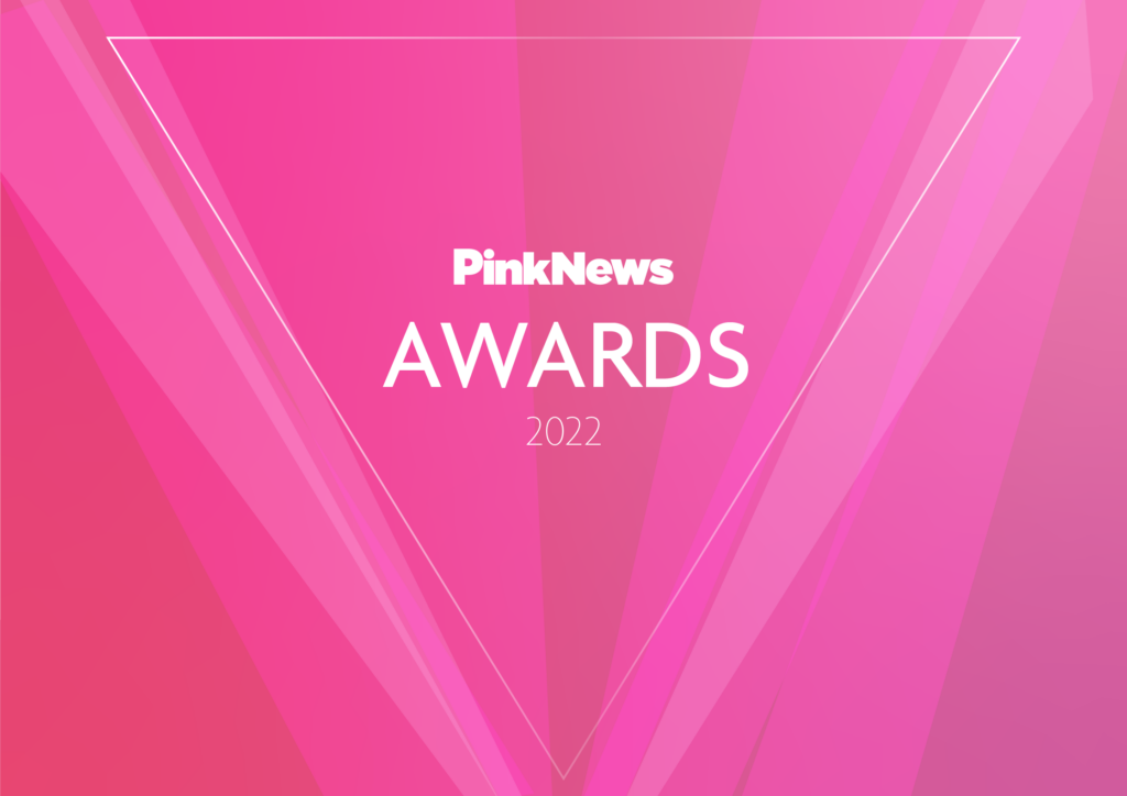 在粉红色背景上的文字“ Pinknews Awards 2022”