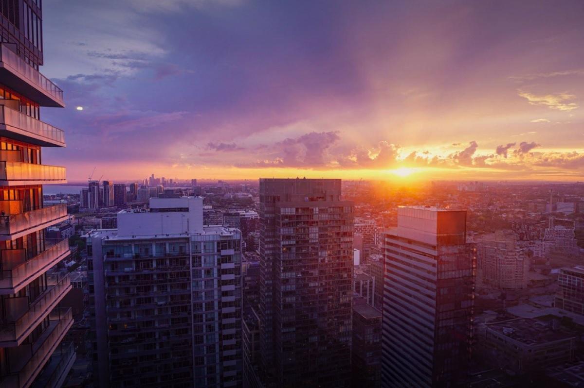 远距离升起城前风景